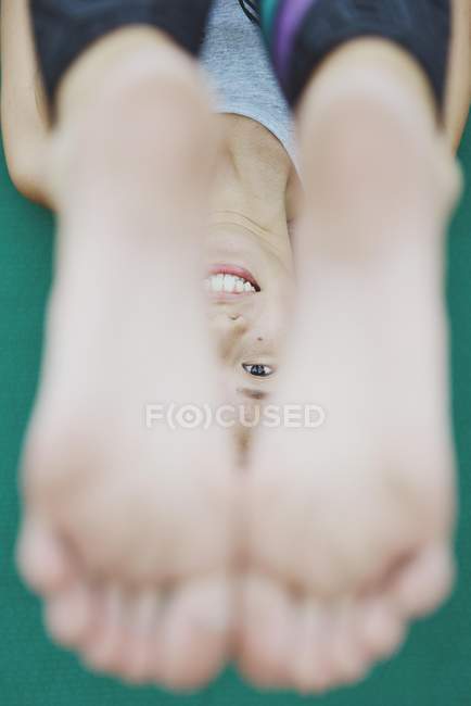 Giovane donna asiatica sportiva fare yoga, vista dall'alto — Foto stock