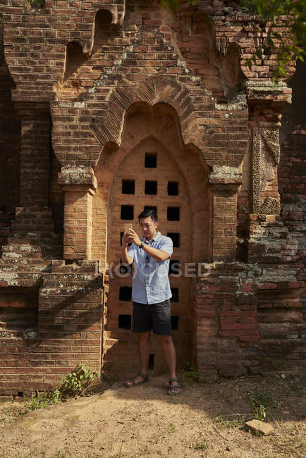 Junger Mann macht ein Selfie an der Pagode, Myanmar — Stockfoto