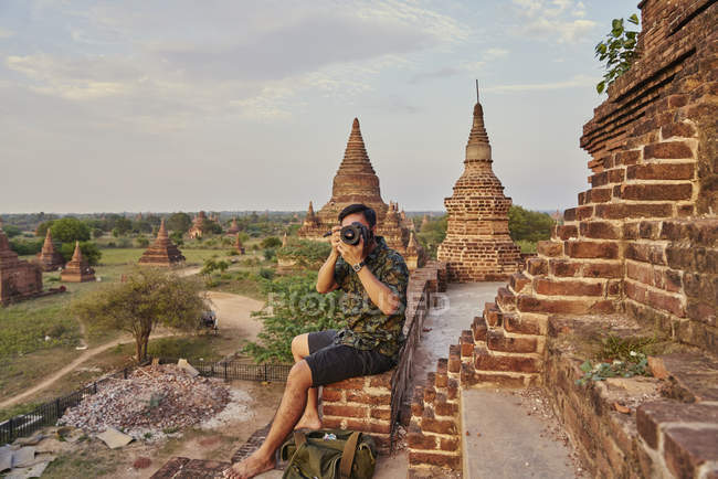 Юнак фотографують навколо стародавнього храму Pyathadar, Баган, М'янма — стокове фото