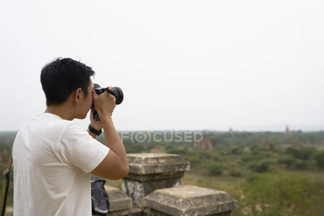 Junger Mann beim Fotografieren der Shwesandaw-Pagode, bagan, myanmar — Stockfoto