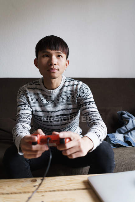 Дорослий азіатських юнак грати у відеоігри — стокове фото