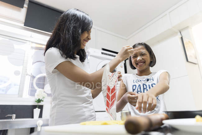 Feliz asiático família celebrando hari raya em casa e cozinhar na cozinha — Fotografia de Stock