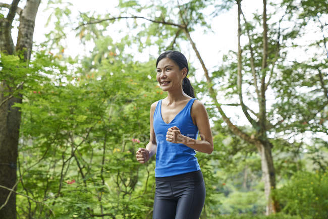 Woman jogging in Botanic Gardens, Singapore — Stock Photo