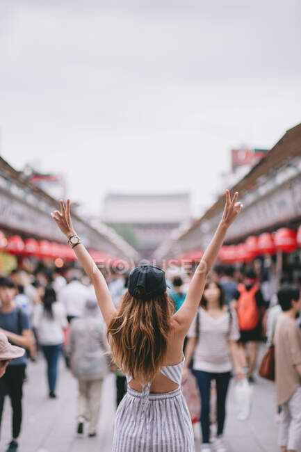 Backview da jovem mulher hipster nas ruas do Japão — Fotografia de Stock
