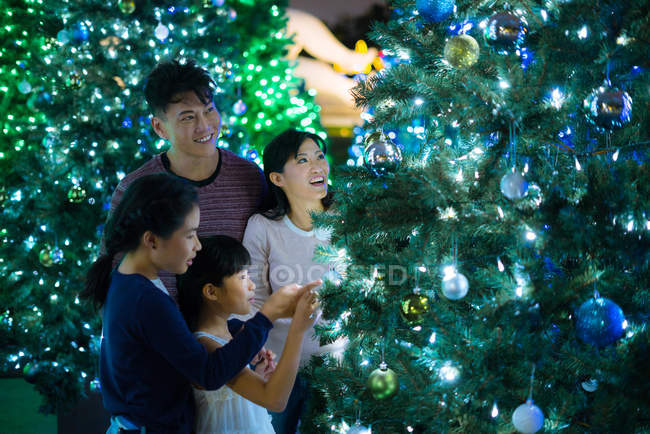 Felice famiglia asiatica trascorrere del tempo insieme nel parco divertimenti a Natale — Foto stock