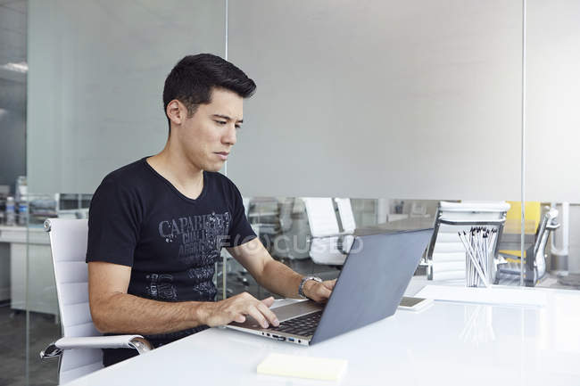 Junger erfolgreicher Geschäftsmann arbeitet in modernem Büro — Stockfoto