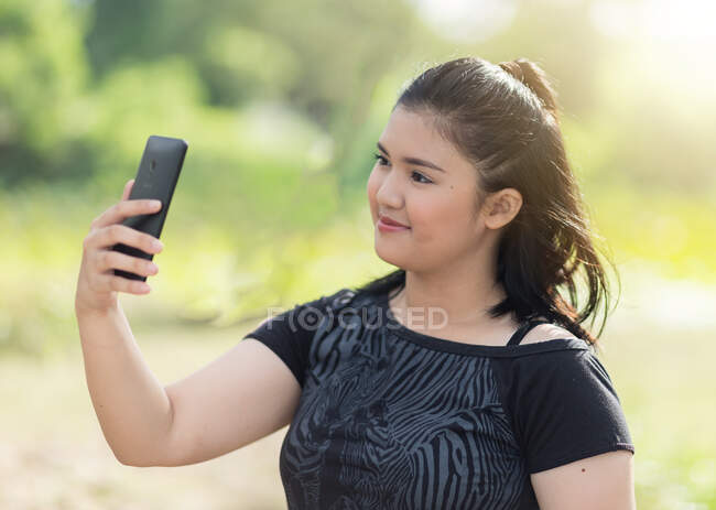 Adolescent prendre selfie à l'extérieur — Photo de stock