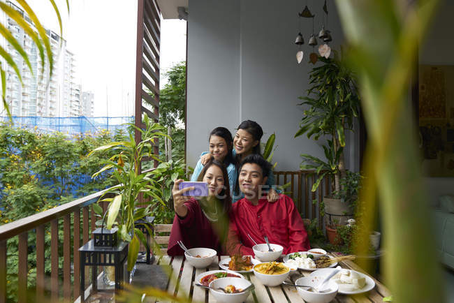 Famille asiatique célébrant Hari Raya ensemble à la maison — Photo de stock