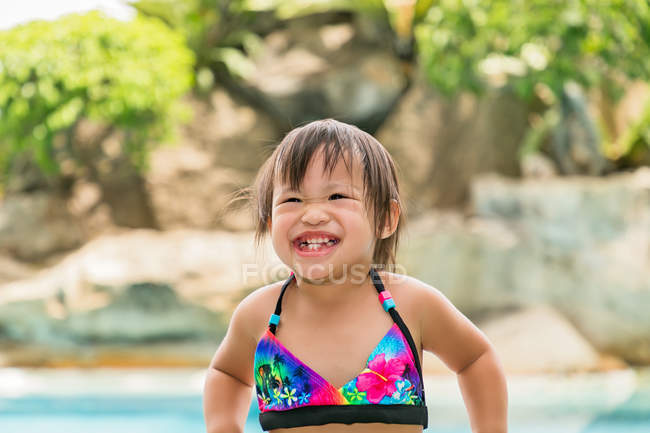 Jeune petit asiatique tout-petit fille jouer dans piscine — Photo de stock