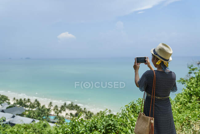 COMMUNIQUÉS Vue de dos d'une jeune femme contre une vue aérienne de Koh Chang, Thaïlande — Photo de stock