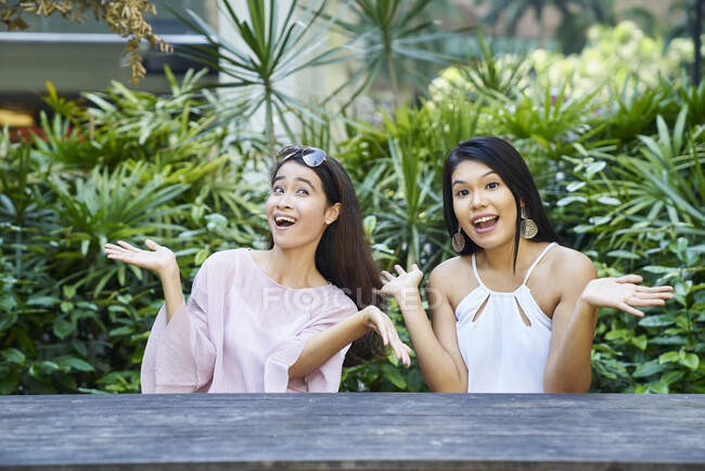 Дві здивовані і щасливі молоді малайські жінки — стокове фото