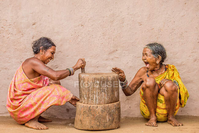 Due donne al lavoro stanno ridendo. non so perché, ma sono diventato anche riso quando ho scattato questa foto — Foto stock
