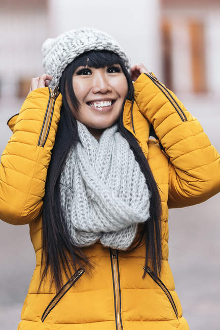 Joven atractivo asiático mujer posando a cámara en calle - foto de stock