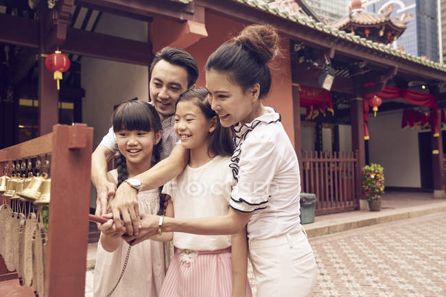 Glückliche asiatische Familie, die Zeit zusammen im traditionellen singaporeanischen Schrein verbringt — Stockfoto