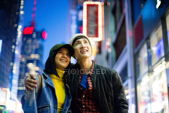 Giovane coppia asiatica guardarsi intorno nel tempo quadrato, New York, Stati Uniti d'America — Foto stock