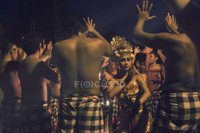 Кекак (англ. Kecak) - одна з форм балійської танцювальної та музичної драми, що розвинулася в 1930-х роках на Балі.. — стокове фото