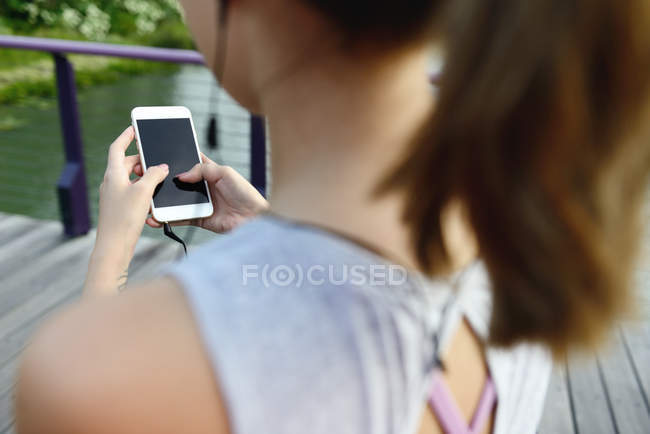 Jovem asiático mulher usando smartphone ao ar livre — Fotografia de Stock