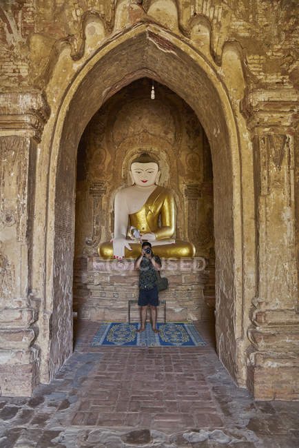 Jovem tirando uma fotografia dentro do antigo templo, Pagode, Bagan, Mianmar — Fotografia de Stock