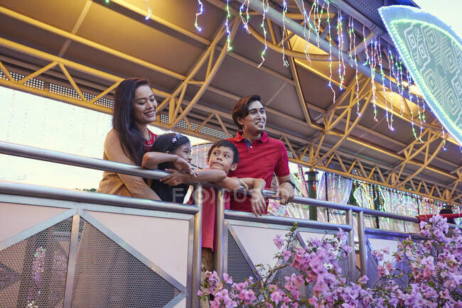 Libera familia feliz el control la luz en Geylang Hari Raya Bazar, Singapur - foto de stock