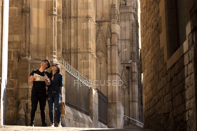 Casal de turistas caminhando em Barcelona com mapa, Espanha — Fotografia de Stock