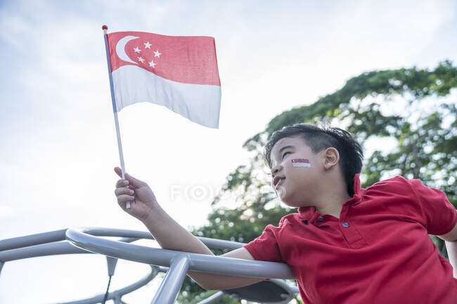Um garoto cingapuriano orgulhoso — Fotografia de Stock