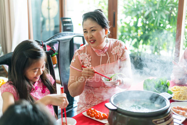 Feliz asiático família juntos comer em casa — Fotografia de Stock