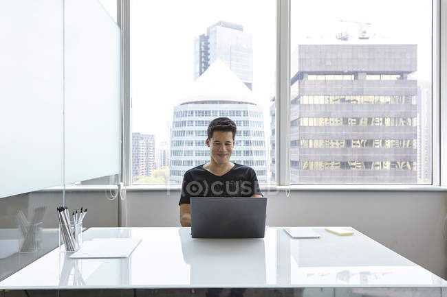 Молодий успішний бізнесмен працює в сучасному офісі — стокове фото