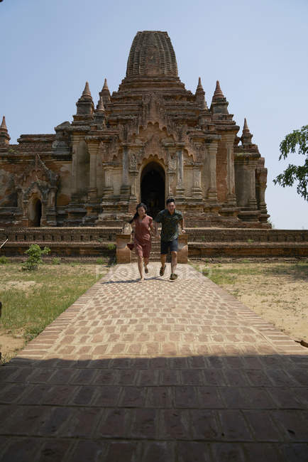 Jeune couple voyageant autour de l'ancien temple, pagode, Bagan, Myanmar — Photo de stock