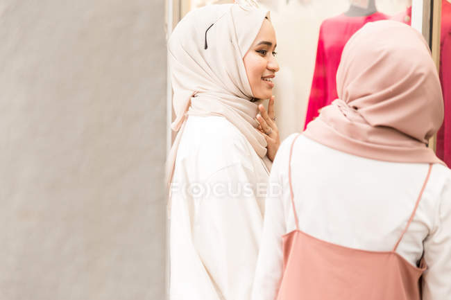 Dos chicas musulmanas frente a la tienda - foto de stock