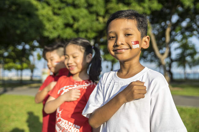 Група дітей взяла на себе зобов'язання Сінгапуру. — стокове фото