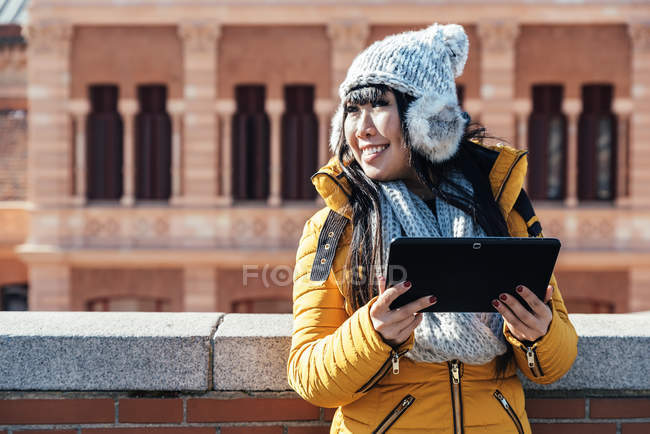 Giovane attraente asiatico donna utilizzando tablet su strada — Foto stock