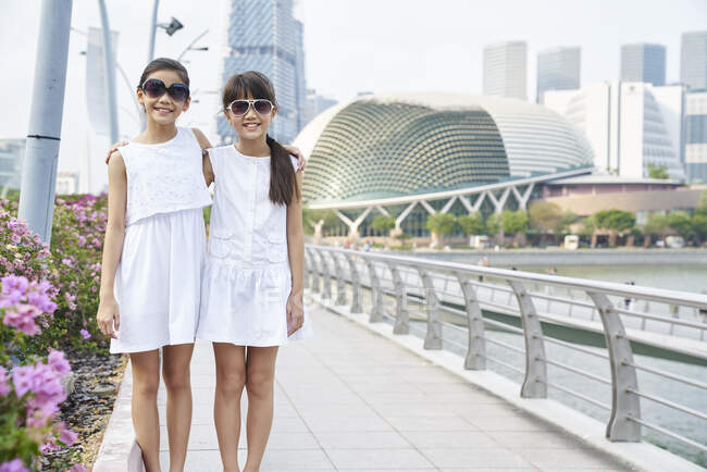 Duas meninas explorando Raffles lugar, Singapura — Fotografia de Stock