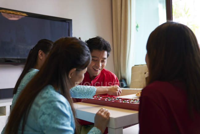 Азиатская семья празднует Хари Райя вместе дома — стоковое фото