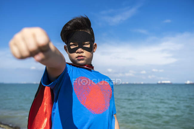Мальчик-супергерой позирует перед камерой. — стоковое фото