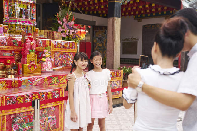 Счастливая азиатская семья проводит время вместе в традиционном сингапурском храме — стоковое фото