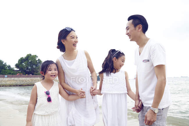 LIBERTAS - Feliz asiática familia pasar tiempo juntos en la playa - foto de stock