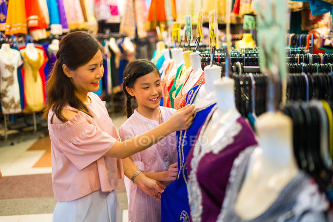 Family shopping in Indian shopping district — Stock Photo