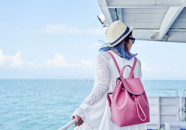 RELEASES Junge Frau auf dem Weg nach Koh Kood Island, Thailand — Stockfoto
