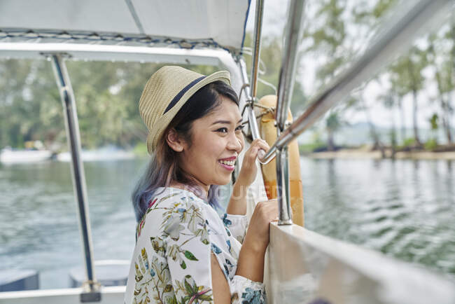 РЕЛІАС Портрет молодої жінки, яка насолоджується поїздкою на човні до Кох Чанг, Таїланд — стокове фото