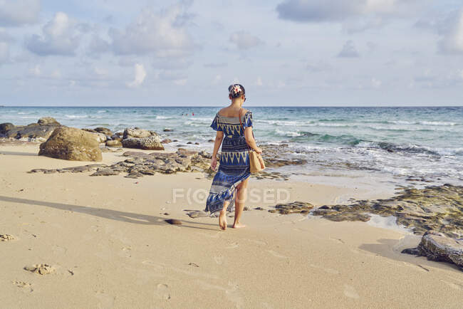 LIBÉRATIONS Young woman walking by the beach in Koh Kood, Thailand — Photo de stock