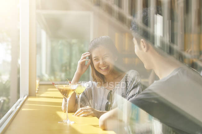 Jeune asiatique couple ayant date dans café avec boisson — Photo de stock
