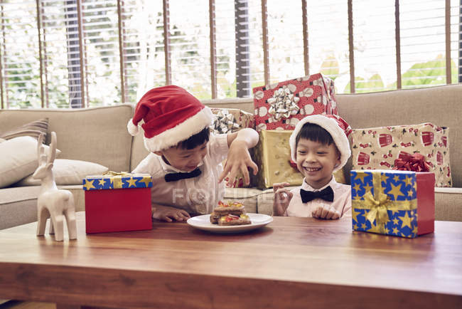 Feliz asiático chicos celebrando Navidad juntos - foto de stock