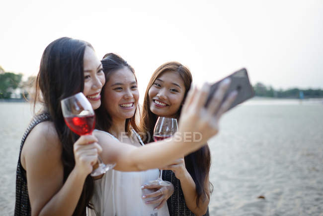 Belle jeune asiatique amis prendre selfie à plage — Photo de stock