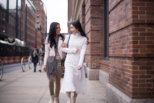 Deux belles femmes asiatiques ensemble à New York, Etats-Unis — Photo de stock