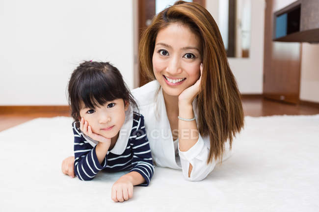 Mom and daughter enjoying their time together. — Stock Photo