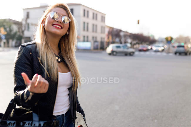 Schöne junge Frau, die auf der Straße geht. — Stockfoto