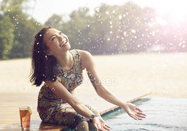 Hermosa joven mujer relajante cerca de la piscina - foto de stock