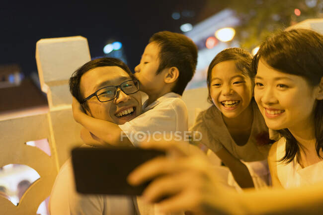 Релаксація Молода азіатська сім'я разом приймає селфі — стокове фото