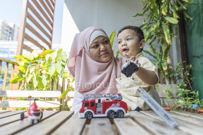 Nonna giocare con suo nipote a casa — Foto stock