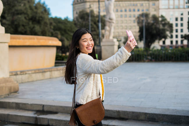 Joven mujer china tomando selfie en Barcelona - foto de stock
